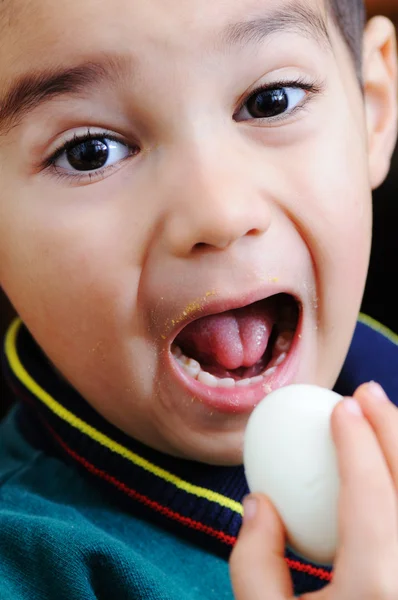 Дитина з яйцем — стокове фото