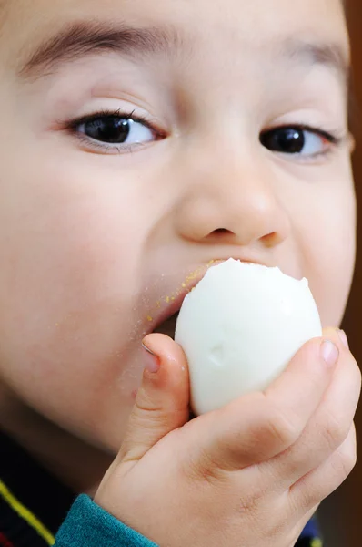 Bambino con uovo — Foto Stock