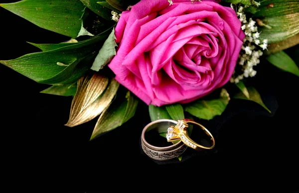 Róża i pierścienie — Zdjęcie stockowe