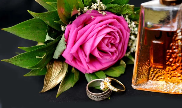 Rose and rings — Stock Photo, Image