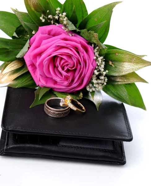 Роза, бумажник и кольца — стоковое фото