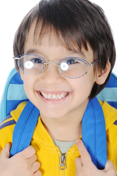 Bambini della scuola, ragazzo carino con borsa sul retro e occhiali, sorridente — Foto Stock