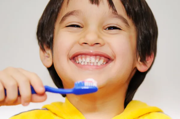 Jongen reinigt tanden Stockfoto