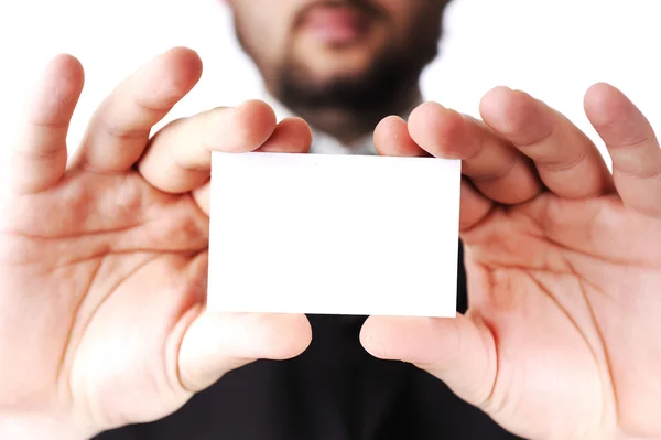 Pria bisnis yang menyerahkan kartu nama kosong di atas latar belakang putih — Stok Foto