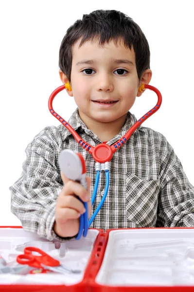 Piccolo giovane ragazzo medico su isolato sfondo bianco — Foto Stock