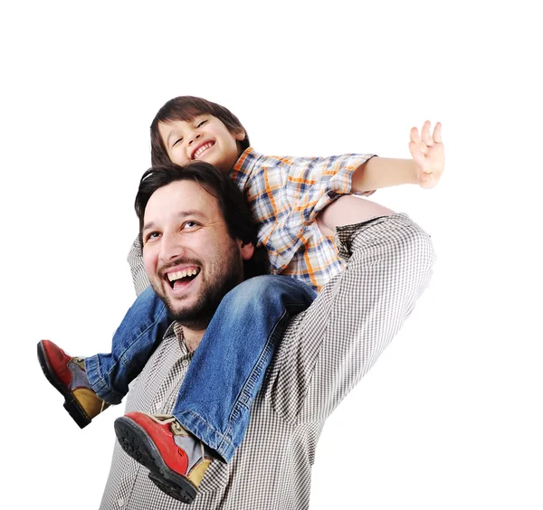 Mann gibt kleinen Jungen Huckepackfahrt im Freien lächelnd — Stockfoto