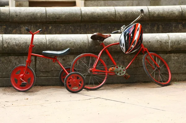 Two red retro bicycles — Stock Photo, Image