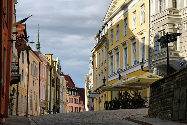 Old Tallinn rua na manhã de verão — Fotografia de Stock