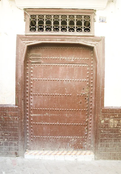 Bardzo stare drewniane drzwi Maroka — Zdjęcie stockowe
