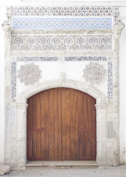 모로코의 아주 오래 된 나무로 되는 문 — 스톡 사진
