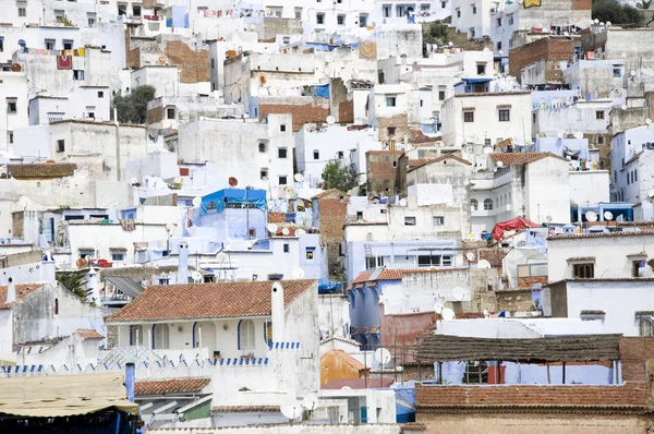 A hegy lejtőjén, a királyi város tetouan fehér házak repülőtér közelében, tangier, Marokkó — Stock Fotó