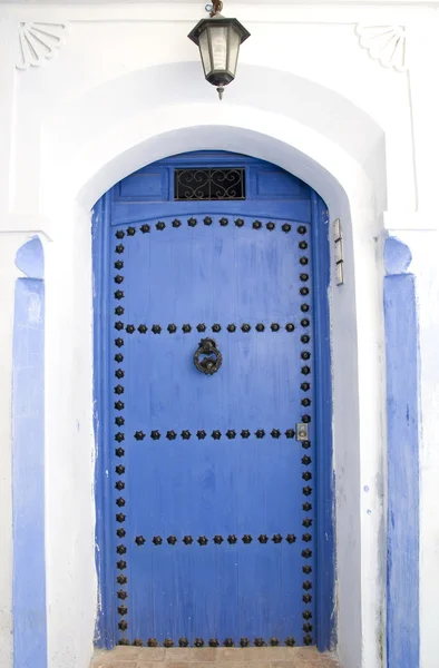 Очень старая деревянная дверь Марокко — стоковое фото
