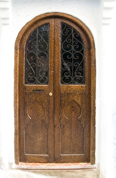 Очень старая деревянная дверь Марокко — стоковое фото