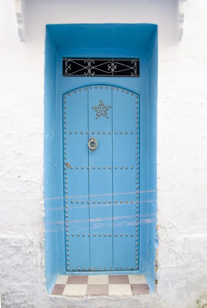 Velmi staré dřevěné dveře Maroka — Stock fotografie