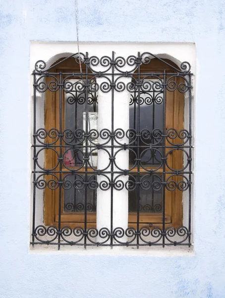 Очень старое окно Марокко — стоковое фото