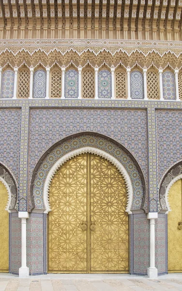 Porta dourada em Fes, porta do palácio real — Fotografia de Stock