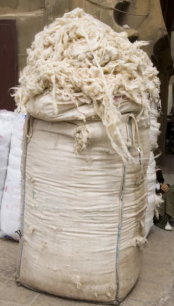 Zakken ruwe wol, Marokko, fes — Stok fotoğraf