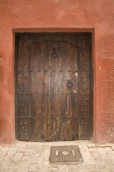 摩洛哥的非常老的木质门 — 图库照片