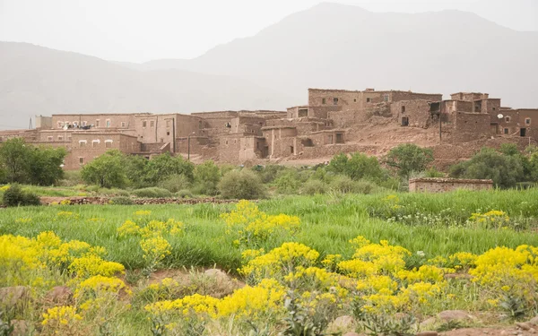 Деревня на горе Атлас в Марокко — стоковое фото