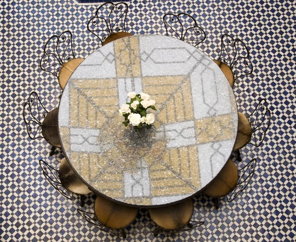 Tisch im marokkanischen Hotel — Stockfoto