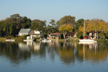 casas junto al río