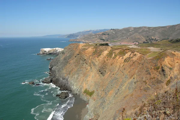 Pacific coast cliffs — Stock Photo, Image