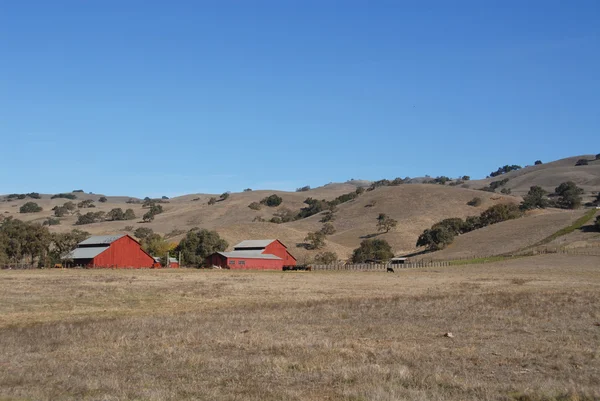 Červená stodola & hnědých kopců — Stock fotografie