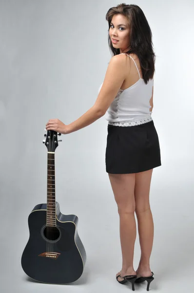 गिटार के साथ लड़की — स्टॉक फ़ोटो, इमेज