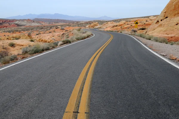 Пустынная дорога — стоковое фото