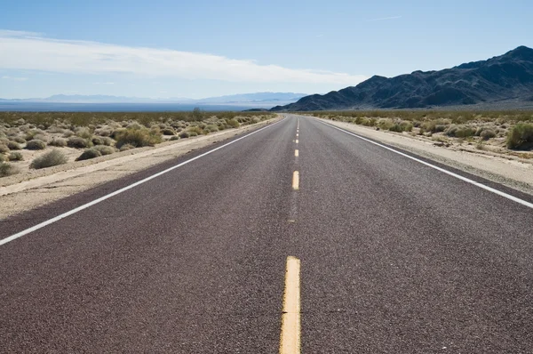 stock image Highway through the Southern California desert