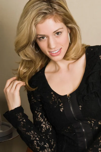 Krásná Mladá Blondýnka Černé Krajkové Šaty — Stock fotografie