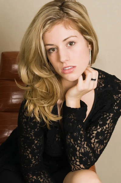 Krásná Mladá Blondýnka Černé Krajkové Šaty — Stock fotografie