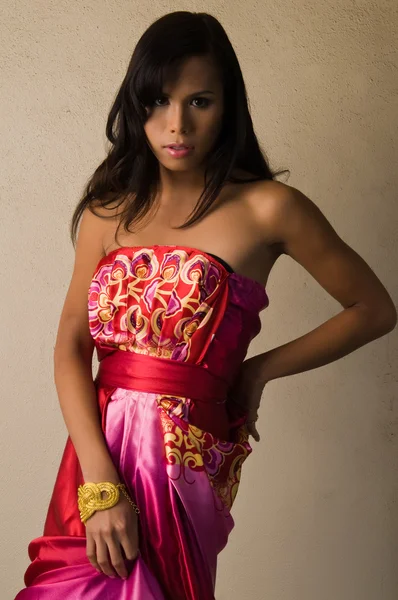 Kırmızı Elbiseli Güzel Genç Irklı Kadın — Stok fotoğraf