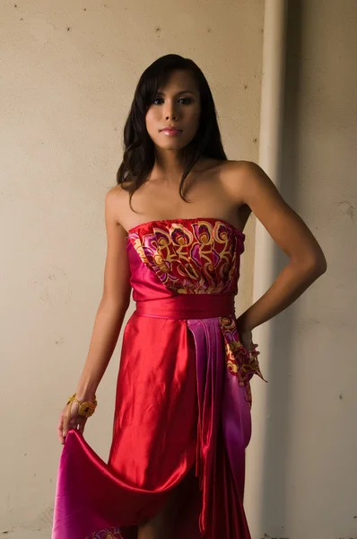 Belle Jeune Femme Multiraciale Dans Une Robe Rouge — Photo