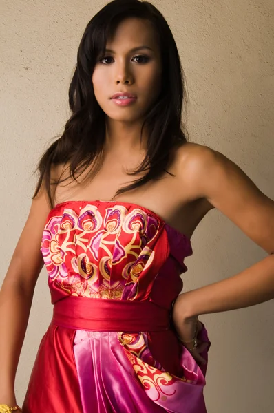 Красивая Молодая Многонациональная Женщина Красном Платье — стоковое фото