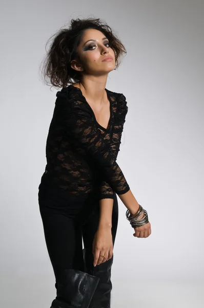 Güzel Genç Çok Irklı Bir Kadın Sırf Siyah Giyimli — Stok fotoğraf