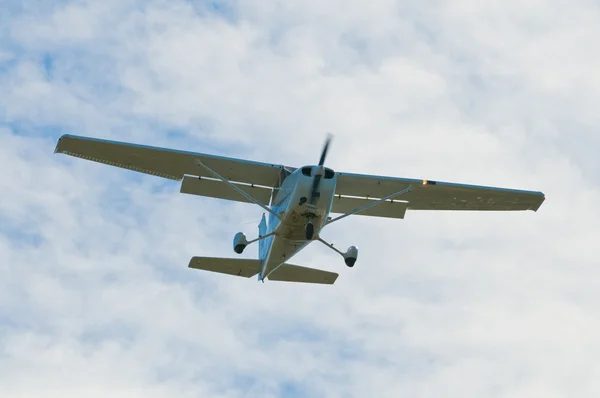 Malé Letadlo Sestupně Proti Zamračená Obloha — Stock fotografie