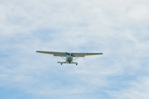 Маленький Самолет Спускающийся Облачное Небо — стоковое фото