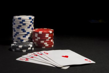 Poker fişleri ve kartları