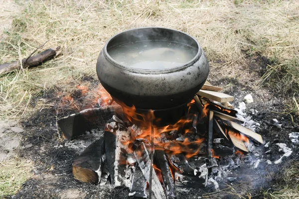 Cozinhe na panela em uma fogueira 2 — Fotografia de Stock