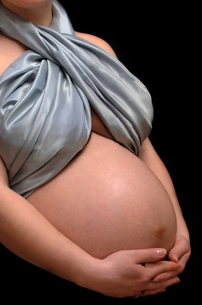 Gravida kvinnans mage isolerade på svart — Stockfoto