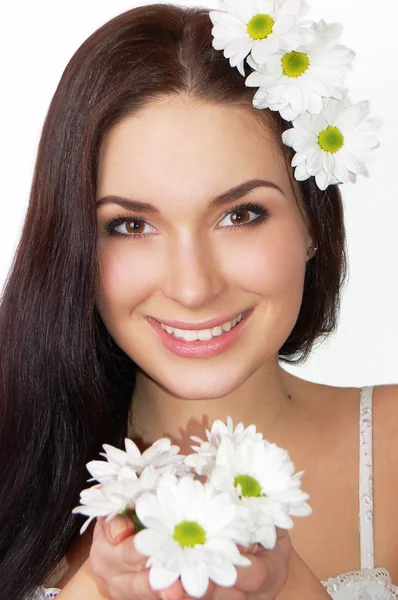Mulher bonita com flores de camomila — Fotografia de Stock