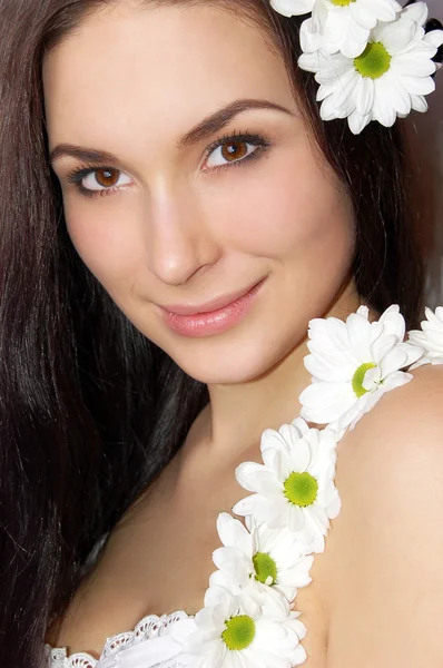 Belle femme avec des fleurs de camomille — Photo