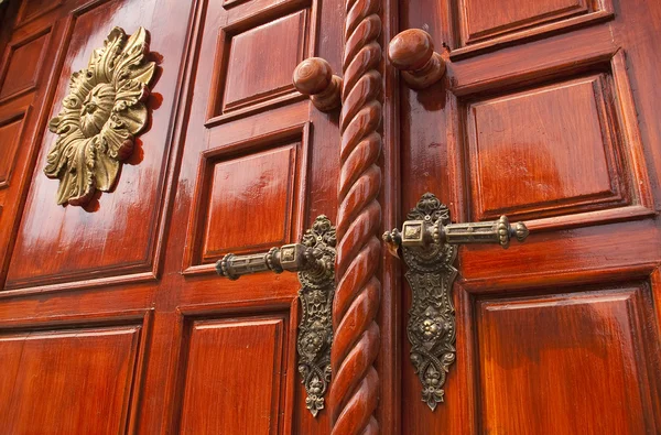 Rode houten deur en handvat — Stockfoto