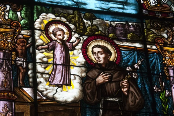 Пятно стекла, изображающее ангела и монаха — стоковое фото