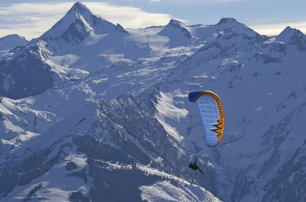 Winter paragliding in alps mountains — Stock Photo, Image