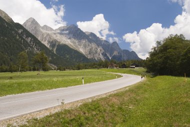 dağ asfalt eğri yol