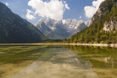 İtalyan Alpleri'nde dağ gölü