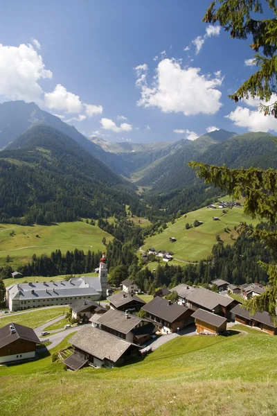 Vallée de montagne dans les Alpes autrichiennes en été — Photo