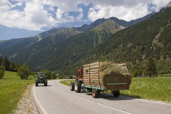 Traktör dağ yolu üzerinde